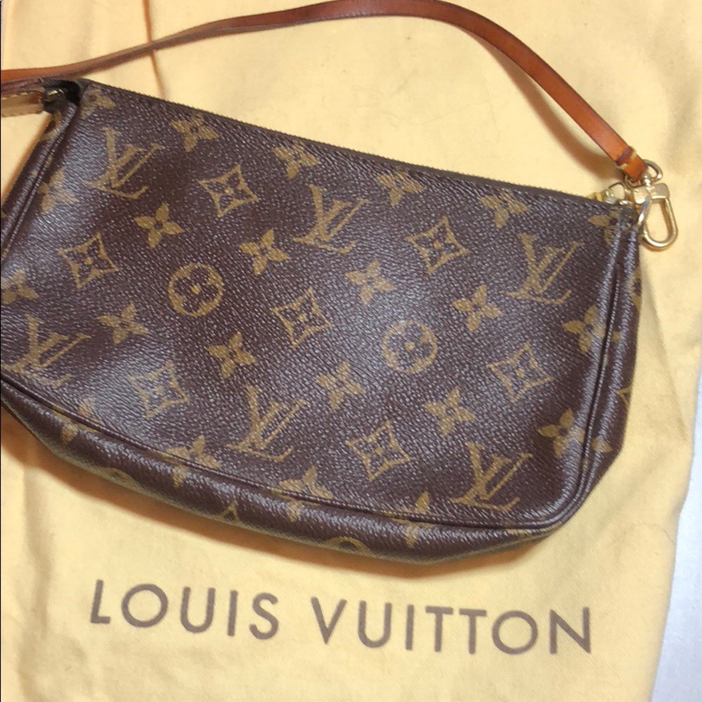 Loius Vuitton pouchette